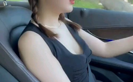 石首小姐姐开车,畅游都市的优雅驾驭者